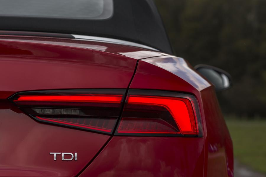 Детали экстерьера Audi A5 Cabriolet 2.0 TDI S-Line 2017 года  (UK) (фото 19 из 40)